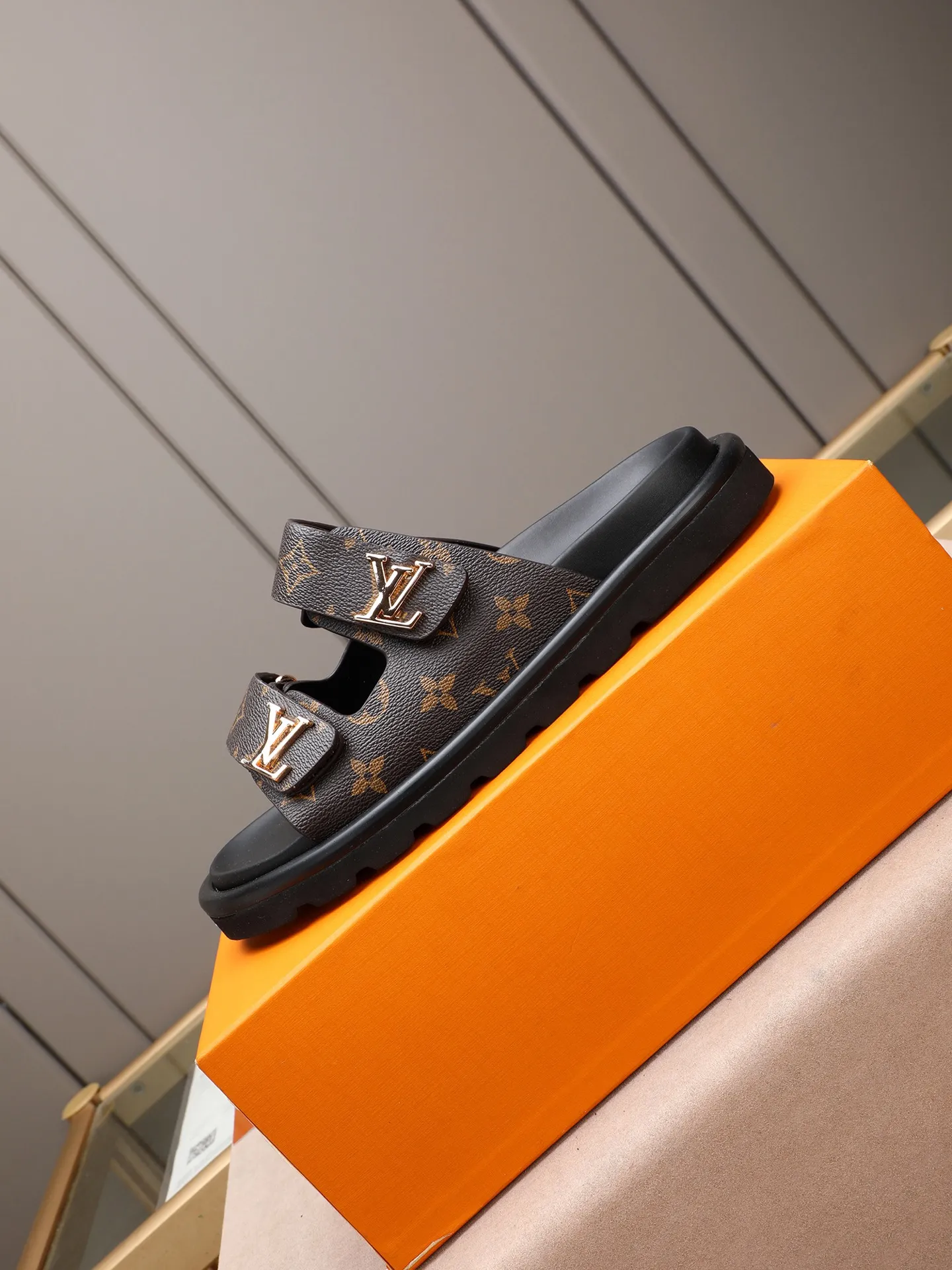 PP360 [LOUIS VUITTON] Louis Vuitton, LV printing, men's and women's slippers are on the market. The drawer box packaging comes with a cloth bag and a card. The upper pattern looks very soft and waxy, and it is a super versatile leg slimming tool. Fabric: imported denim/canvas/old fabric, LV hardware LOGO, official website pattern printing, comfortable to wear, feet: high-elastic PU water table. Sole: foam sole, heel height: about 5cm. Code number: 35-46, 35, 45, 46 are custom-made and non-returnable. Color: multiple colors and styles available.